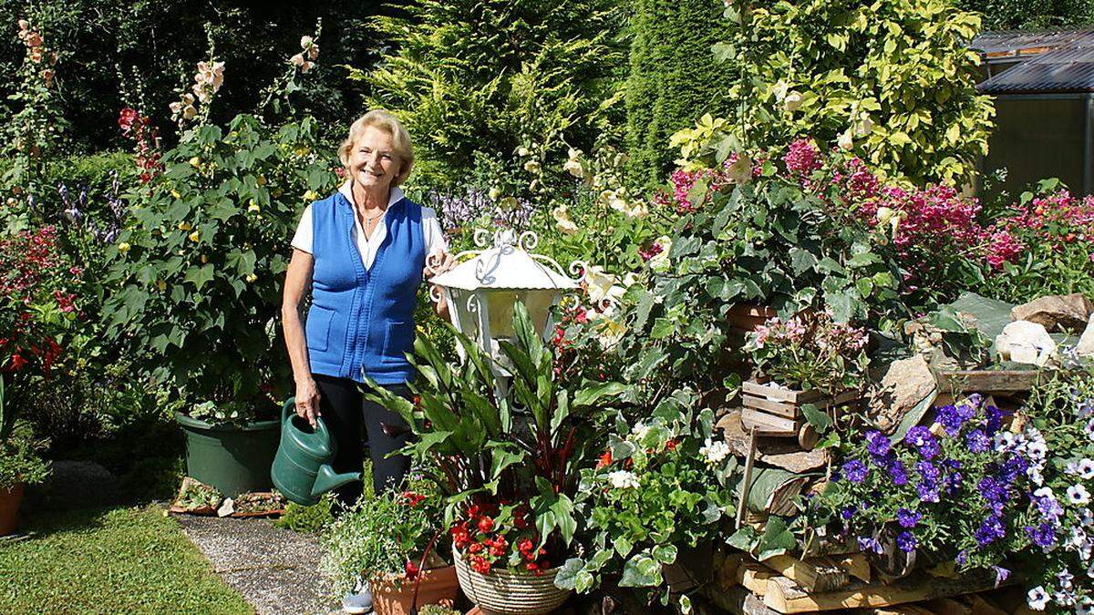 Marianne Baldauf inmitten ihrer Blumenpracht