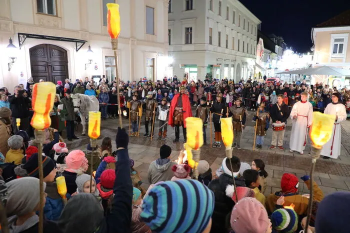 Krönender Schlusspunkt dieses stimmungsvollen Abends im Zeichen des Heiligen Martin war Martins Taufe in der Stadtpfarrkirche. Den musikalischen Ausklang bildete eine gesangliche Darbietung von "Weißt du, wie viel Sternlein stehen..." durch die Kinder des Josefinum mit ihren Kindergartenpädagoginnen.  