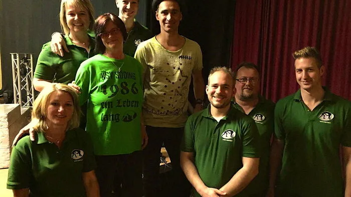 Obfrau Lydia Rothschedl lud zur 30-Jahr-Feier des Kampfsportvereins Söding. Im Rahmen der Feier überreichte Heinz Stiboller von der Sportunion an KSV-Gründungsvater Stephan Ulrych das goldene Landesehrenzeichen. Höhepunkt war der Auftritt von Kabarettist Gernot Kulis mit „Kulisionen“ vor den 400 Gästen.