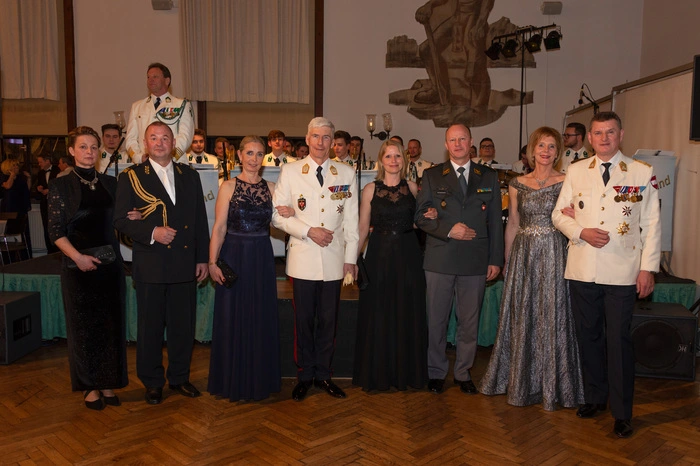 Einzug der Ehrengäste. Gastgeber Generalleutnant Franz Reißner durfte dabei den Chef des Generalstabs, Robert Brieger, in Graz begrüßen. Auch der slowenische Brigadegeneral Miha Skerbinc und der Schweizer Divisionär Willy Brülisauer verbanden einen Arbeitsbesuch mit dem Ballvergnügen