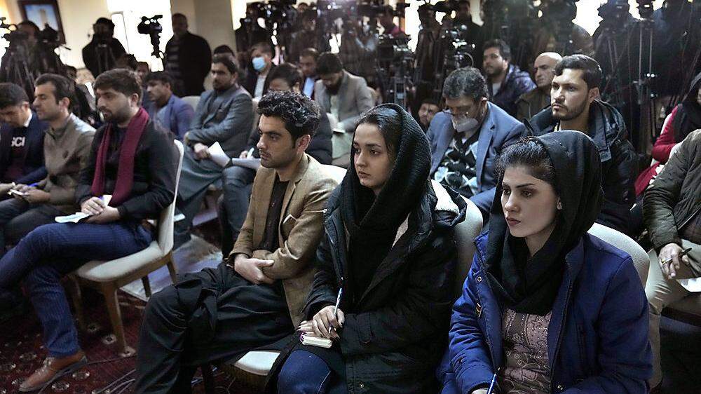 Afghanische Journalistinnen bei einer Pressekonferenz des ehemaligen Präsidenten Hamid Karzai Mitte Februar in Kabul