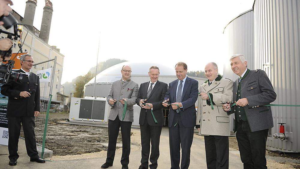 Braumeister Andreas Werner (ganz links) und Edgar Ahn (Zweiter von links) bei der offiziellen Eröffnung der Anlage vor zwei Monaten