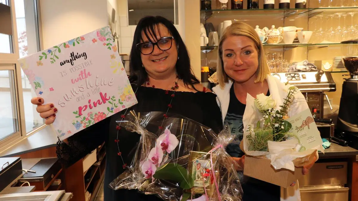 Gabriele Schabus (links) und Silvia Münzer bei der Neueröffnung des "Kärntnermilch Genussbistros" 