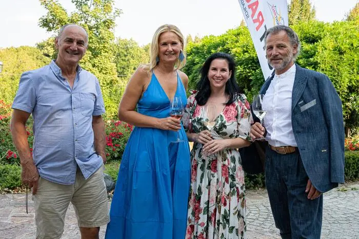Denn es galt den neuen und offiziellen Wein „Taste the Race II“ für den Nachtslalom 2025 zu küren. 