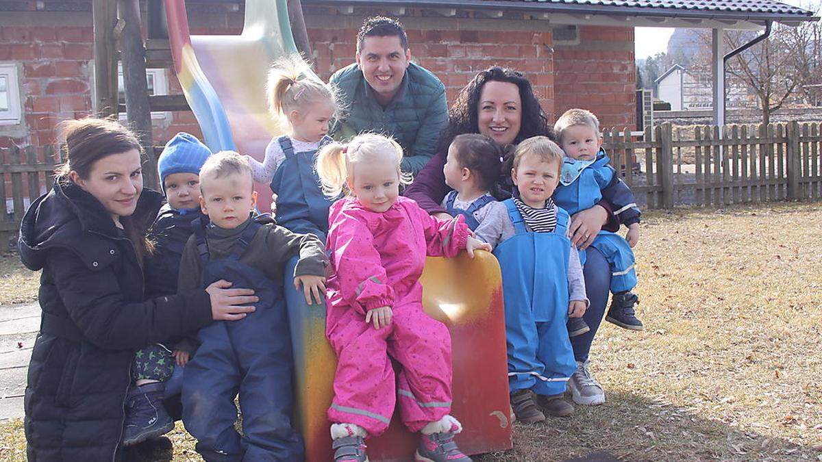 Das Team der Kita mit Kindern. Noch ist das Haus außen im Rohbau, bald wird alles fertig sein