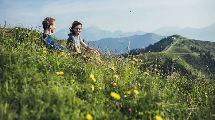 Der neue „Hohe Tauern Panorama Trail“ führt auf einer Länge von 150 Kilometern in zehn Etappen von den Krimmler Wasserfällen bis zum Zeller See. Dabei durchstreift man den Nationalpark Hohe Tauern, auf Augenhöhe mit Österreichs höchsten Gipfeln, Gletschern, Gämsen und Steinadlern – immer unterwegs auf einer Seehöhe von 1500 bis 2400 Metern. Bequemer machen den Wanderern das Abenteuer ein buchbarer Gepäcktransfer und Bergbahnen beziehungsweise Shuttle-Dienste an den Etappenzielen.