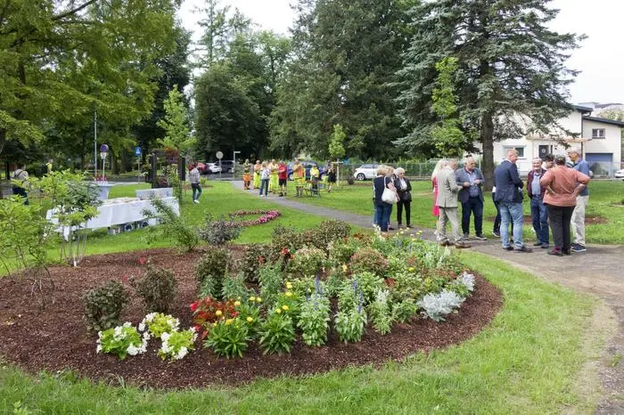  Die Grünfläche entlang der Parkstraße, gegenüber dem Stadtpark, wurde in einen neuen Erholungsraum umgestaltet. 