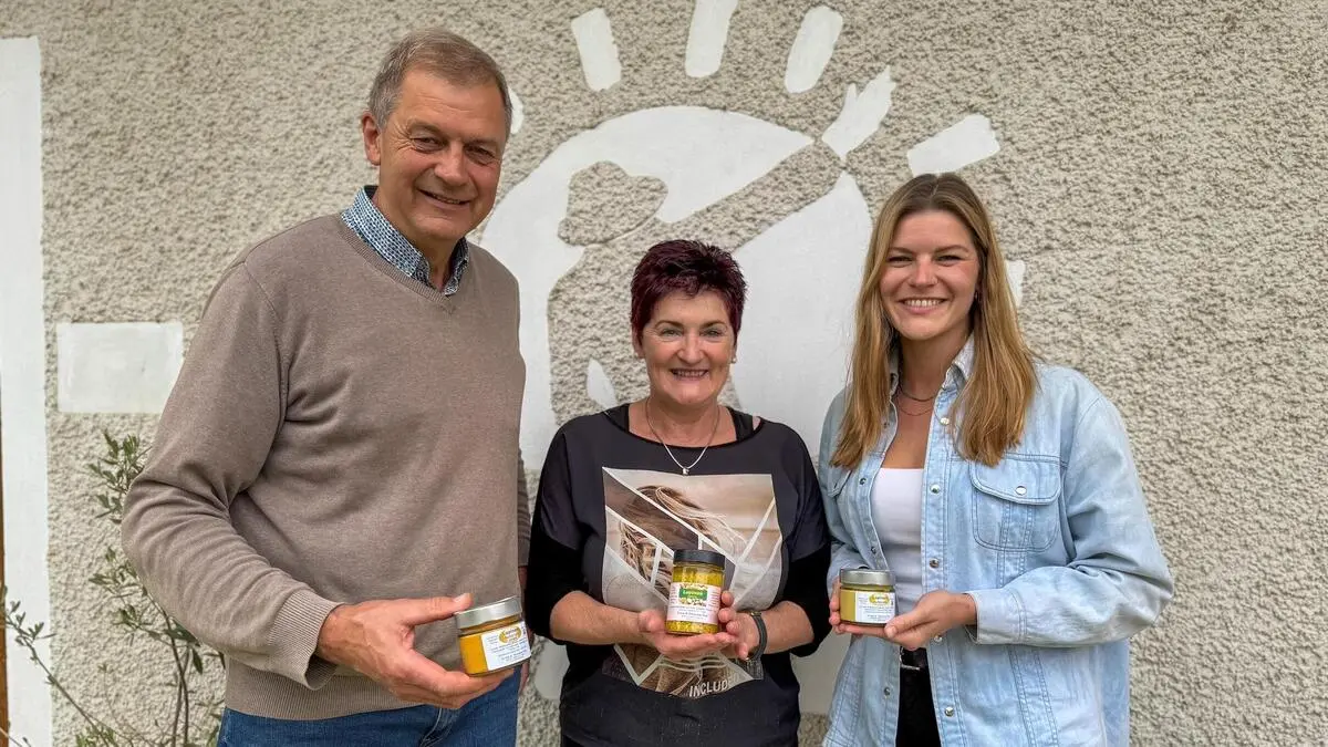Erwin und Marianne Patz präsentieren gemeinsam mit Tochter Bernadette Pölzl ihre Lupinenprodukte 