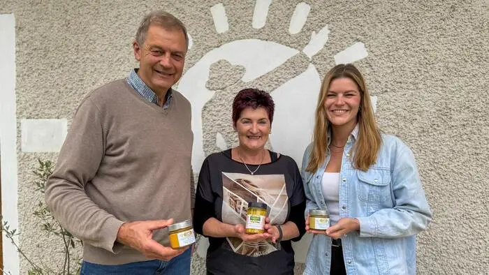 Erwin und Marianne Patz präsentieren gemeinsam mit Tochter Bernadette Pölzl ihre Lupinenprodukte