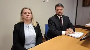 Gastwirtin Rosmarie Krenn will sich gemeinsam mit ihrem Anwalt Lukas Putz gegen die Vorwürfe eines Paares wehren