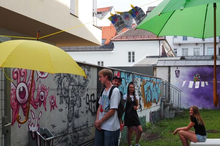 Danach stand ein Besuch in der Artlane Galerie in der Theatergasse auf dem Programm. Im Burghof wurde getanzt und in der Hafenstadt klang der Abend aus.