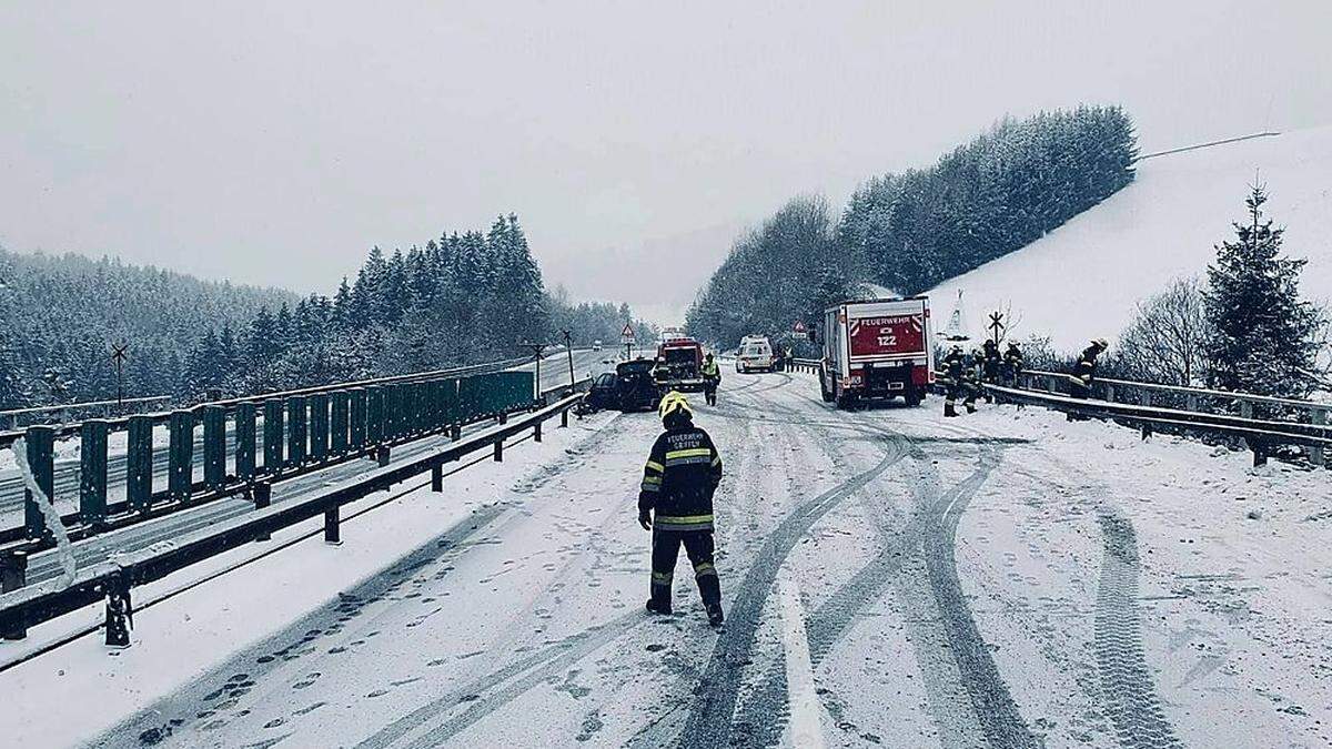 Auf der schneeglatten Fahrbahn auf der Südautobahn (A 2) kam es am Sonntag zu einem Unfall