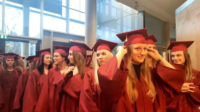 In scharlachrotem Barrett und Talar warteten 34 Masterabsolventen und -absolventinnen gespannt auf ihre Gradierungsfeier im Audimax der FHJohanneum Bad Gleichenberg.