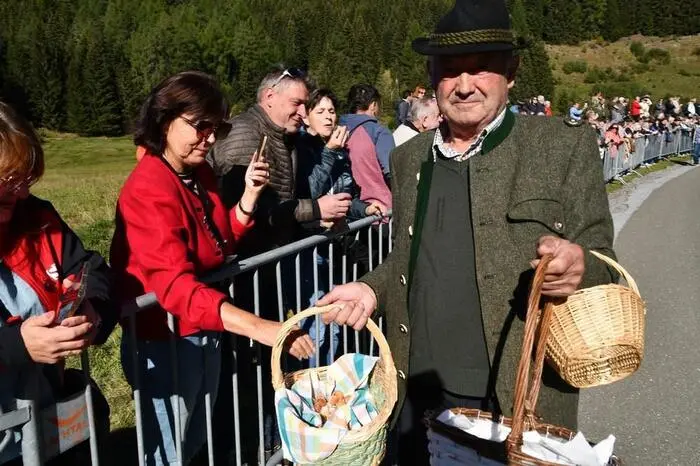 Wenn auf den Almen alles gut gegangen ist, werden kleine Köstlichkeiten ans Publikum verteilt.