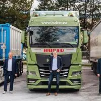 Die Logistiker Inno Riedel, Spedition Huber und Schachinger Logistik sind mit E-Lkw für Knauf im Einsatz