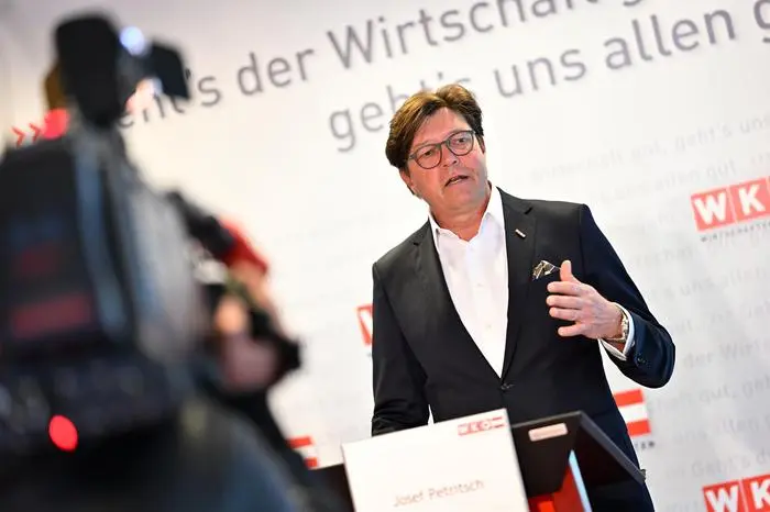 WKK/Helge Bauer

PK:
TOURISMUS.
ZUKUNFT.
KÄRNTEN.

Mag. Josef Petritsch, Spartenobmann Tourismus und Freizeitwirtschaft
•
Stefan Sternad, Fachgruppenobmann Gastronomie
•
Wolfgang Kuttnig MAS, Spartengeschäftsführer Tourismus und Freizeitwirtschaft