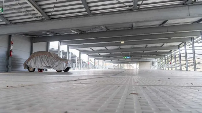 Eine einsame, gut gehütete Ente steht in der oberen Etage des Parkhauses in Fölling. Die 200 Autos fassende P+R-Anlage ist nur zu rund 15 Prozent ausgelastet.