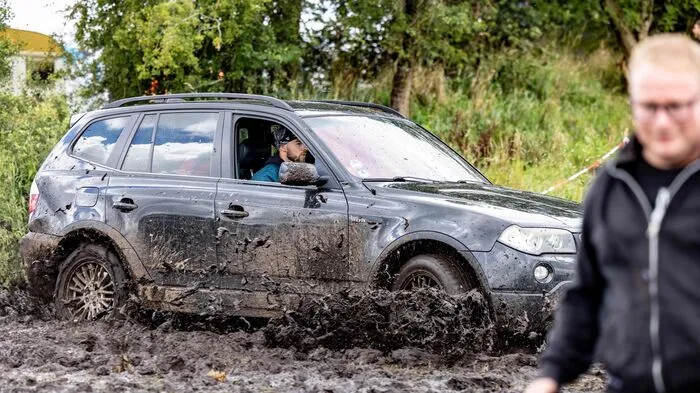 Da braucht man gute Nerven, selbst hartgesottenen Metalfans verlangte die Anreise zum Wacken-Festival viel ab. So sie denn überhaupt hingekommen sind, denn viele Zelt- und Campingplätze sind überflutet. Ein Anreisestopp war die Folge.