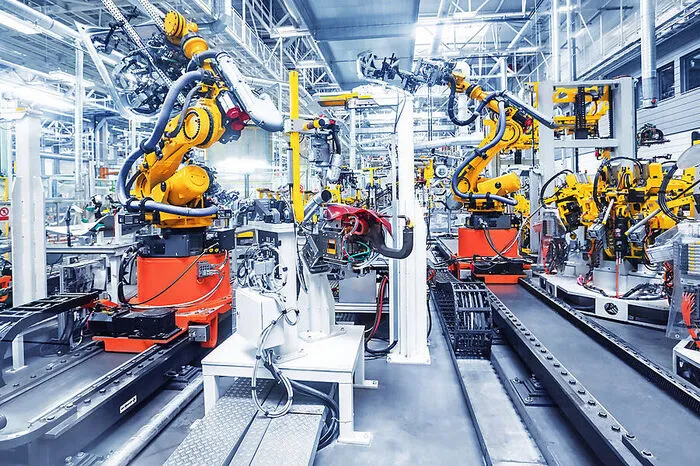 Um eine verkeilte Palette zu entfernen, begaben sich am 31. August zwei Arbeiter in einer Fabrikshalle in Köflach in den Sicherheitsbereich eines Roboterarms. Dieser schnellte plötzlich zurück und verletzte die beiden.