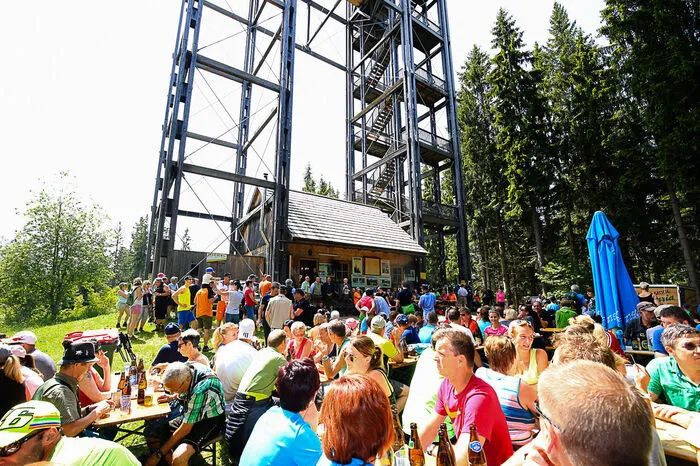 ... und feierten dort das Jubiläum. Und das mit gutem Grund: Der "Turm im Gebirge" hat sich in den vergangenen 20 Jahren zu einem beliebten Ausflugsziel und Treffpunkt für Alt und Jung entwickelt.