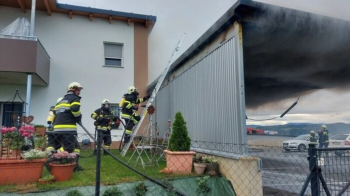 Klicken Sie sich durch die Bilder vom Feuerwehreinsatz in Untergrossau.