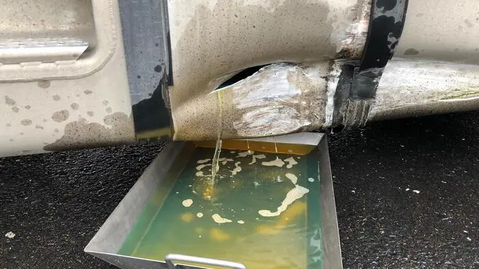 Diesel verlor ein Lkw in einem Einkaufszentrum.