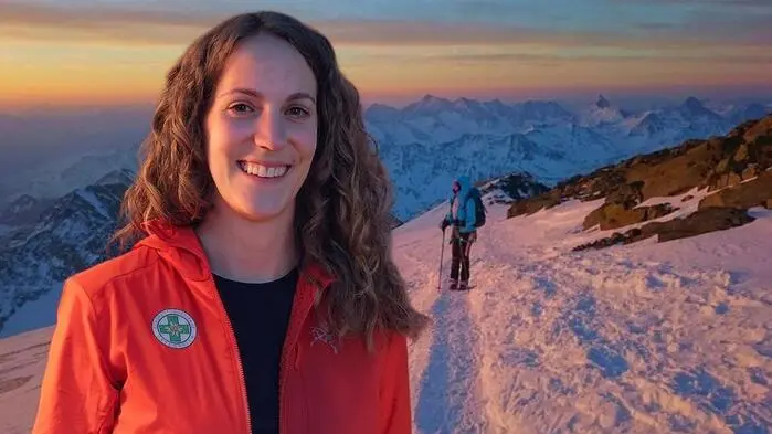 Eine Bergretterin vor einer Winterlandschaft