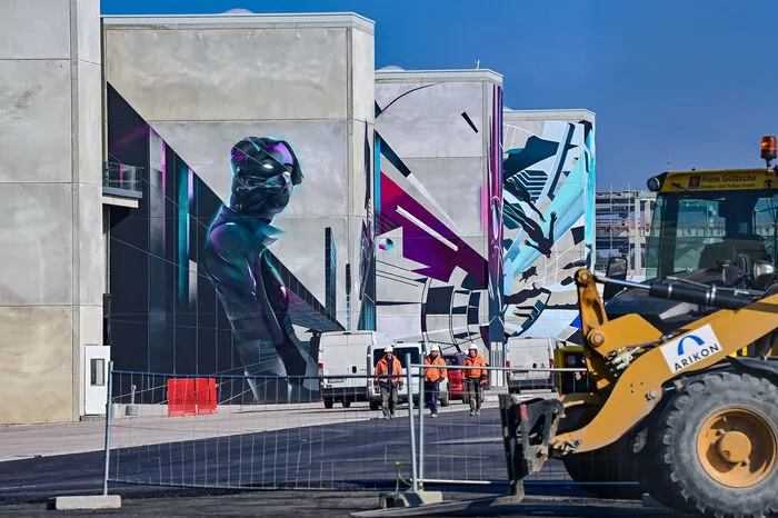 Die fünfte große Tesla-Fabrik weltweit wurde in Rekordzeit von nur zwei Jahren errichtet, indem das Unternehmen auf eigenes Risiko baute, ohne dass alle Genehmigungen vorlagen. Diese wurden trotz der Proteste von Bürgern und Umweltverbänden, die schädliche Folgen für die Wasserversorgung, Tier- und Pflanzenwelt befürchten, Anfang März endgültig erteilt.