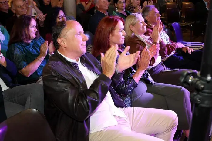 Nicht mit Applaus sparten nach drei Stunden unter anderem Bürgermeister Franz Pirolt, die Musiker Viktor „Vike“ Rogl und Michael Gabernig, die Zahnärzte Gerhild Mick und Michael Lassnig, Trafikant Wolfgang Eberdorfer, Rechtsanwalt Ulrich Suppan sowie eine starke Abordnung von Lehrern der Mittelschule Friesach.