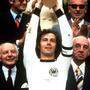 Franz Beckenbauer mit WM Pokal in München 1974, | Franz Beckenbauer mit WM Pokal in München 1974.