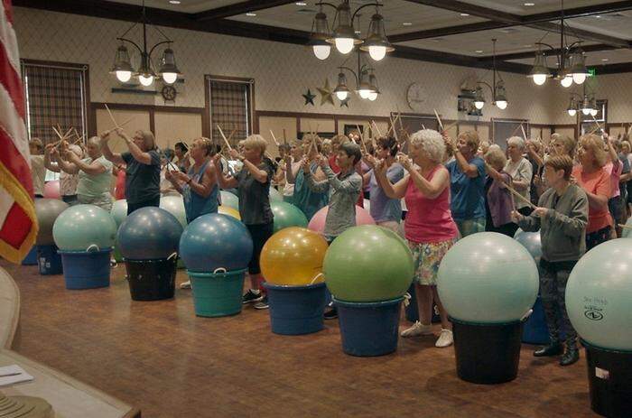 Hier kommt Stimmung auf! Trommeln auf Gymnastik-Bällen in Floridas größer Stadt für ältere Menschen - "The Villages"