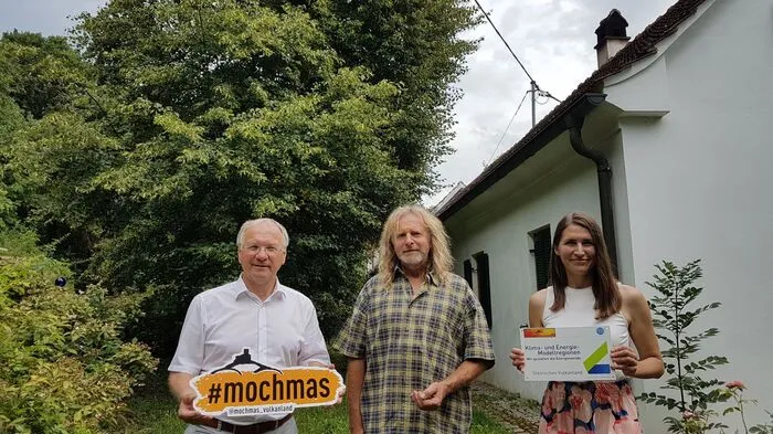 Landschaftsgärtner Richard Wilfling mit Josef Ober und Raphaela Fink vor einem der Hausbäume