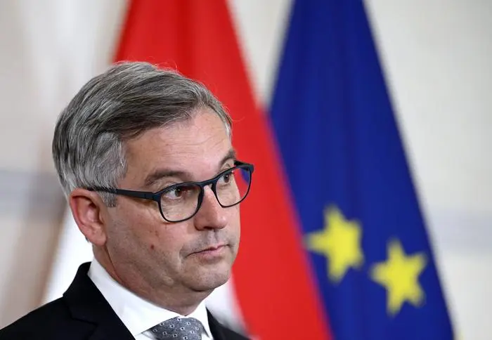 ABD0034_20240124 - WIEN - ÖSTERREICH: Finanzminister Magnus Brunner (ÖVP) am Mittwoch, 24. Jänner 2024, im Rahmen des Pressefoyers nach einer Sitzung des Ministerrats im Bundeskanzleramt in Wien. - FOTO: APA/HANS KLAUS TECHT