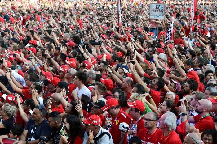 Tausende Tifosi färbten den Mailänder Domplatz vor dem Heim-GP in Monza in Rot und jubelten ihren Idolen zu.