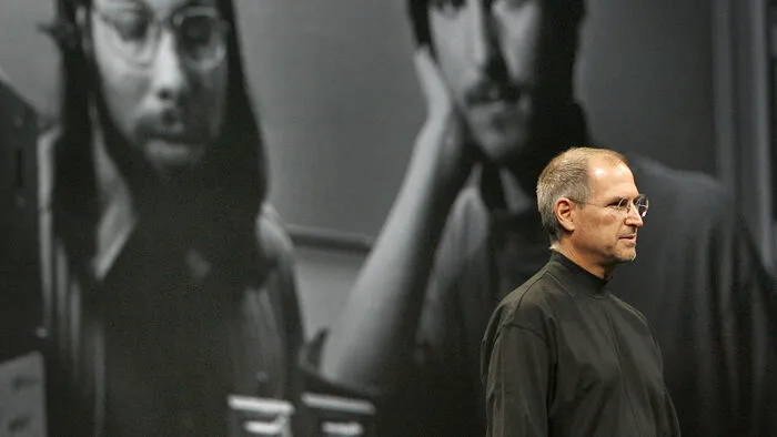 1976: Der 1. April ist die Geburtsstunde des Unternehmens Apple Computer, nachdem die zwei Schulfreunde Steve Wozniak und Steve Jobs in einer Garage im Silicon Valley einen Prototypen bauten. Der Apple I kommt im Sommer für einen Preis von 666,66 Dollar auf den Markt.  