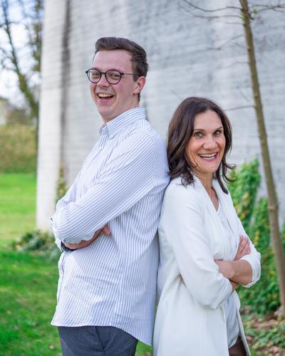 Anita Mitterdorfer, Studiengangsleiterin, und Martin Schiestl, Studierender an der FH Kärnten