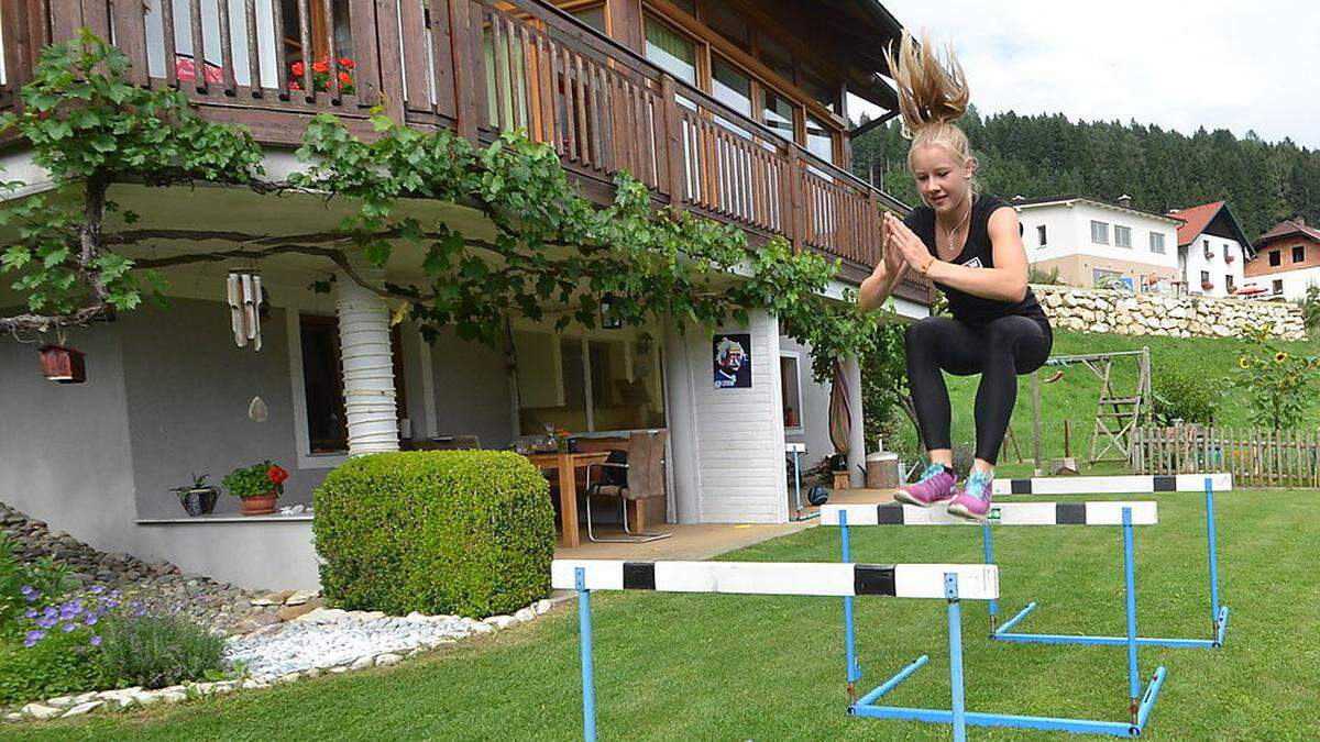 Auch daheim vor dem Elternhaus trainiert Sarah Lagger 