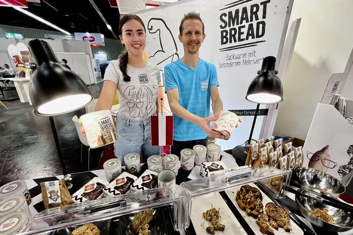 Juniorchefin Lisa Teschl und Herbert Klösch von der Bäckerei Teschl in Heiligenkreuz präsentieren ihr "Smartbread" sowie Dosenbrot den internationalen Besuchern