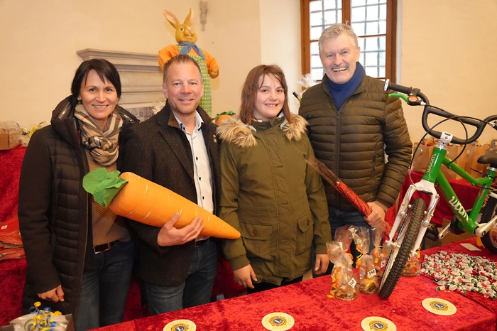 Michaela und Robert Ebner (Lions Clubpräsident) mit Vera Kulterer und Michael Assam