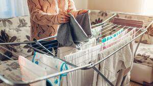 Hängt man nasse Wäsche in einem geschlossenen Raum auf, steigt die Luftfeuchtigkeit um cirka 30 Prozent 