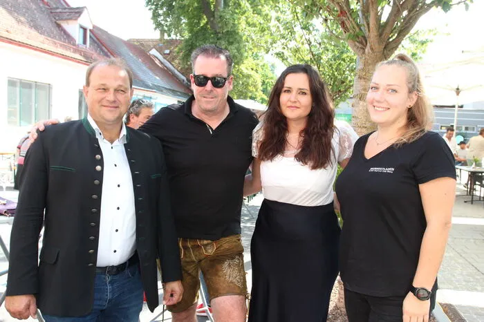 Bürgermeister Klaus Strein mit Gästen.