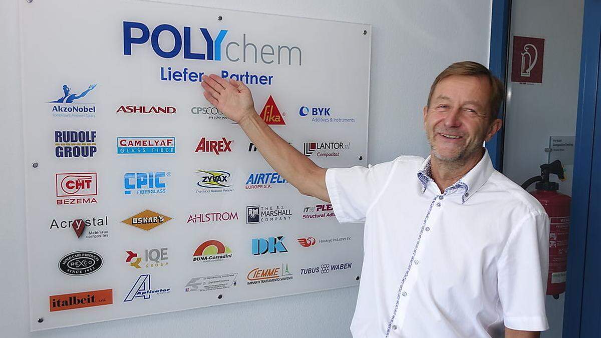 Alfred Fuchs machte sich mit Polychem selbstständig. Er zeigt stolz die vielen exklusiven Partner