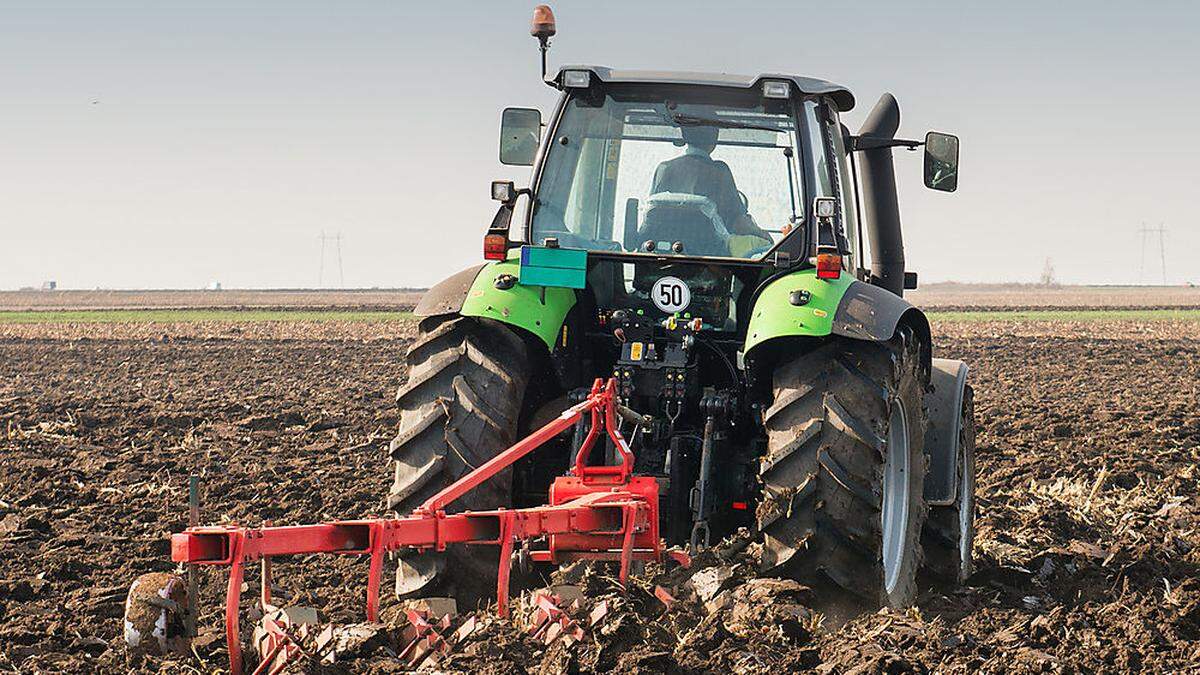 Der Täter fuhr mit dem Traktor samt Egge in Richtung Friesach davon (Symbolfoto)