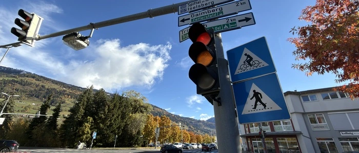 Eine Ampel an der B100 in Lienz zeigt das rot-gelbe Signal