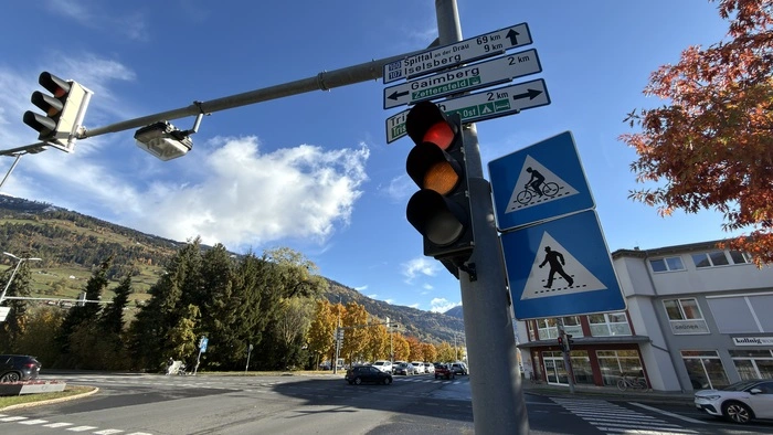 Eine Ampel an der B100 in Lienz zeigt das rot-gelbe Signal