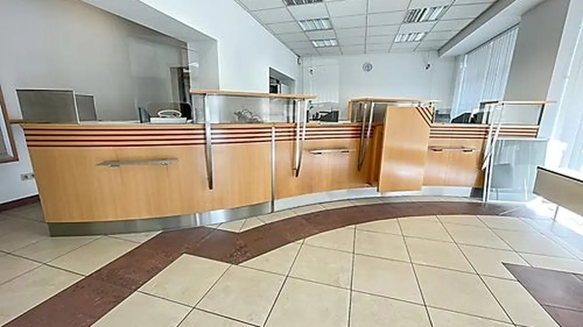 Für künftige Bankengründer: ein Banktresen mit Plexiglasscheiben