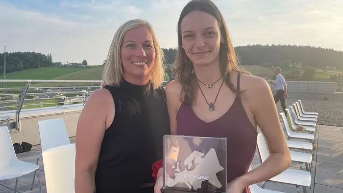 Franziska Niederegger (re), hier mit ihrer Lehrerin Veronika Wessiak, holte sich den zweiten Preis im Publikums-Voting.