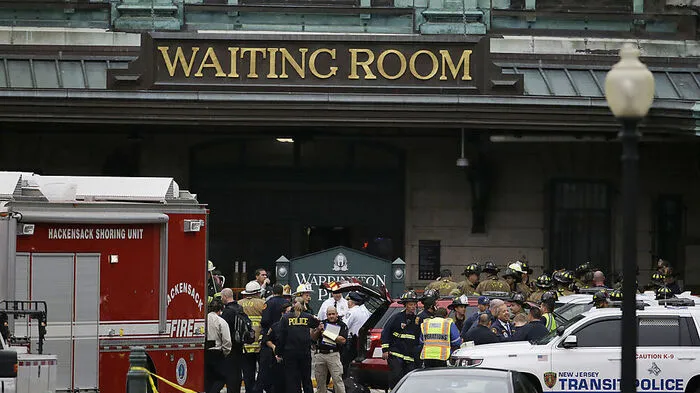 Großeinsatz der Rettungskräfte vor dem Bahnhofsgebäude in Hoboken (New Jersey)