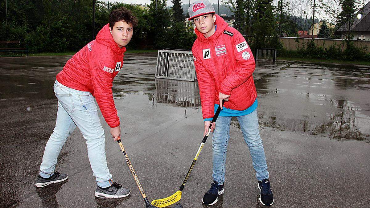 Spielen gerne Landhockey: Raphael und Samuel Gradnik auf dem Sportplatz in der Luegerstraße