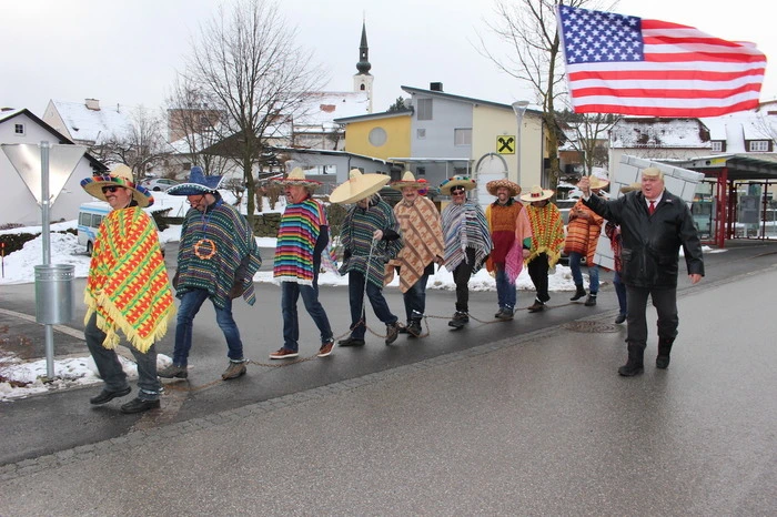 Auch der Männergesangsverein in Dechantskirchen hatte sich eine kreative Gruppenverkleidung überlegt: Als Mexikanen marschierten sie in Ketten durch die Straßen. Allen voraus Donald Trump.